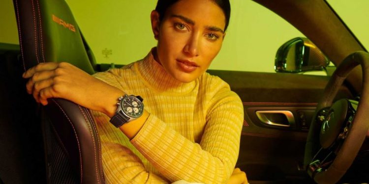 Chiếc đồng hồ Pilot’s Chronograph Edition “AMG” bằng titan và sợi carbon