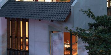 Căn nhà nhỏ mái dốc góc phố kết hợp giữa hiện đại-truyền thống