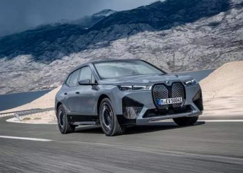 BMW iX xDrive 50 – crossover điện giá từ 83.200 USD