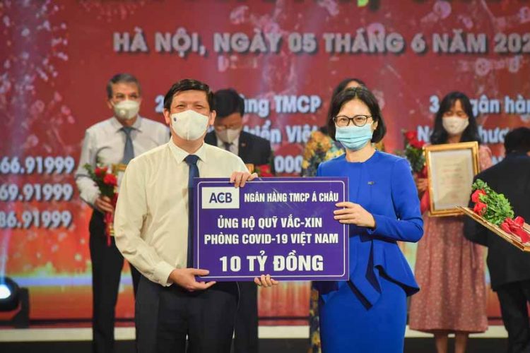 ACB ủng hộ 10 tỷ đồng vào quỹ vaccine Việt Nam và mua 100.000 liều vaccine cho nhân viên