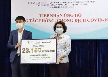 Tập đoàn TH trao tặng 81.240 ly sữa tươi sạch góp sức chống dịch cùng TP.HCM
