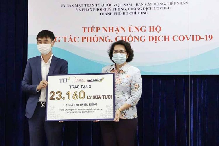 Tập đoàn TH trao tặng 81.240 ly sữa tươi sạch góp sức chống dịch cùng TP.HCM