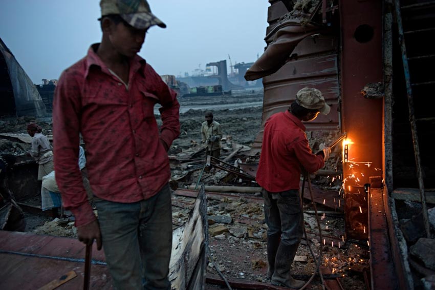 'Địa ngục kiếm cơm' trong 'nghĩa địa tàu thuyền Chittagong' - 4