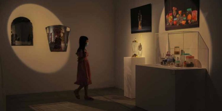 Cuộc sống đa sắc màu trong triển lãm 'Chúng ta đang NGHỊCH gì?' - 1