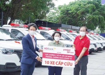 Vietjet chuyên chở miễn phí hàng ngàn y bác sĩ, vaccine, tặng xe cứu thương cho TP.HCM - 1