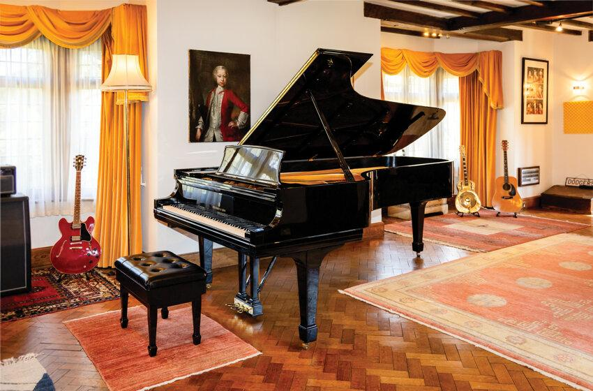 Chủ sở hữu của Colts, Jim Irsay, đã mua cây đàn piano lưu diễn của Elton John với giá 915.000 USD - 2