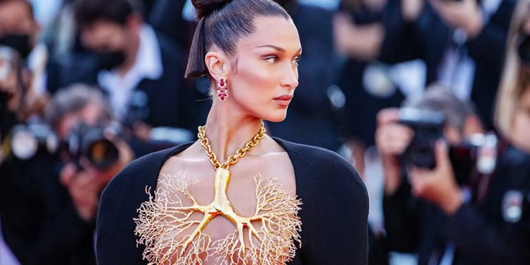 Bella Hadid đeo "lá phổi" haute couture của Schiaparelli lên thảm đỏ Cannes