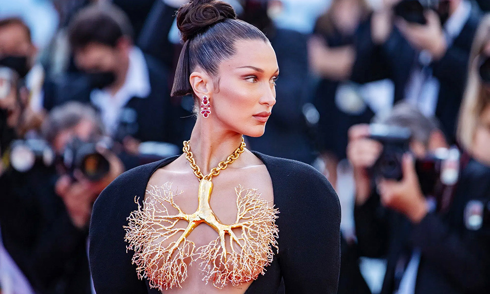 Bella Hadid đeo "lá phổi" haute couture của Schiaparelli lên thảm đỏ Cannes
