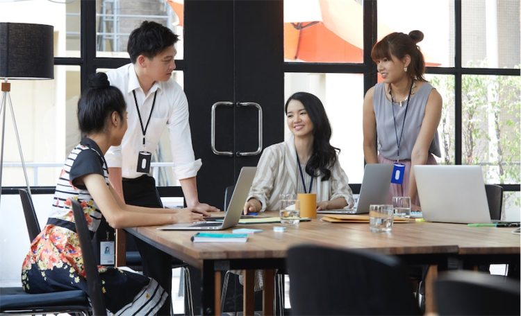 Môi trường làm việc lý tưởng được tạo nên bởi các yếu tố nào?