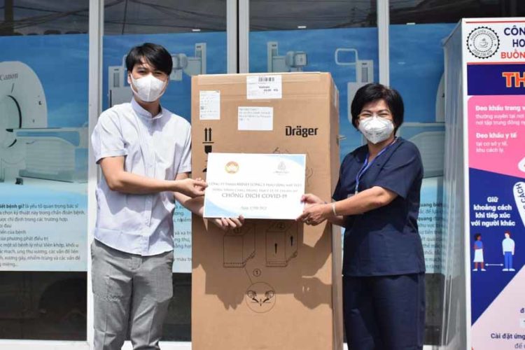 Gốm sứ Minh Long tặng máy thở Dräger và 1.000 bộ kit test nhanh COVID-19 cho Bình Dương - 1