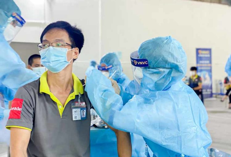 VNVC tiếp tục triển khai tiêm vắc xin Covid-19 tại các Khu công nghiệp ở Bình Dương - 3