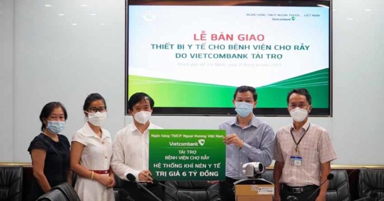 Vietcombank trao tặng trang thiết bị y tế tổng trị giá 9 tỉ đồng cho Bệnh viện Chợ Rẫy và Bệnh viện Quân y 175 - 2