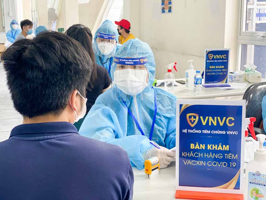 Hơn 1,2 triệu liều vắc xin AstraZeneca được VNVC bàn giao cho Bộ Y tế - 1