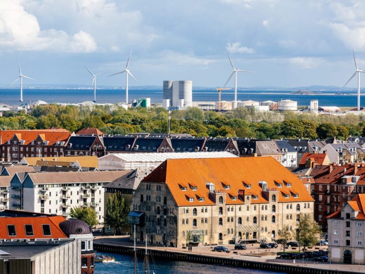 Copenhagen với các tuabin gió ở đường chân trời phía sau. Hình ảnh: Getty