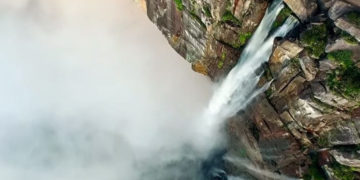 Xem máy bay không người lái FPV ghi lại những thước phim đáng kinh ngạc về thác nước cao nhất thế giới