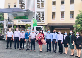 Gỗ Đức Thành đã trao tặng Xe chuyên dụng test COVID và chích ngừa lưu động
