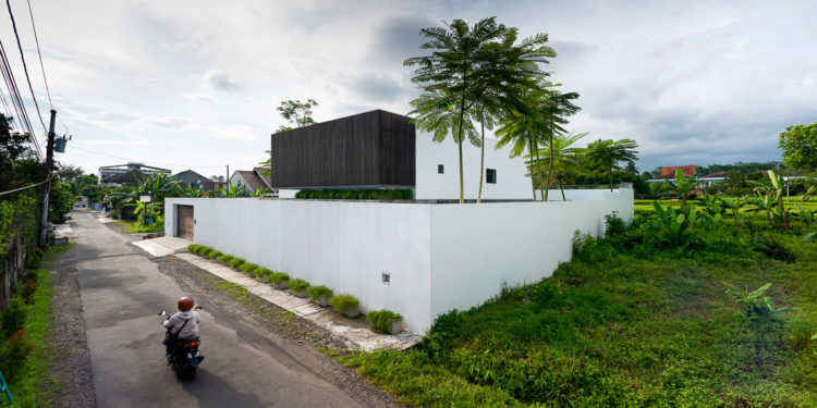 Tổ ấm Bias hướng nội của một cặp vợ chồng trẻ với hai đứa con