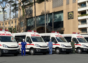 Thaco tặng TP HCM 55 xe cứu thương, xe tiêm chủng cùng 500.000 bộ kit xét nghiệm