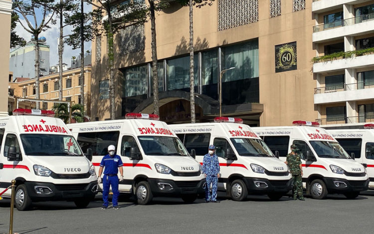 Thaco tặng TP HCM 55 xe cứu thương, xe tiêm chủng cùng 500.000 bộ kit xét nghiệm