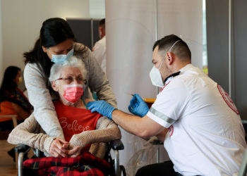 Tranh cãi về việc tiêm mũi 3 vắc xin COVID-19 -