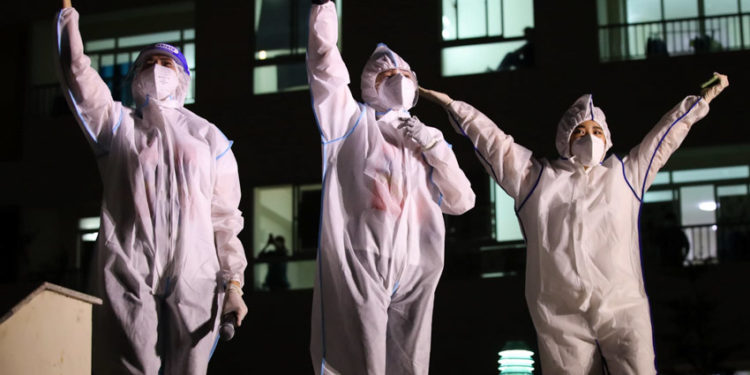 Cẩm Vân và con gái Cece Trươпg, Phương Thanh , Tóc Tiên, Lê Minh… hát ở Bệnh viện dã chiến