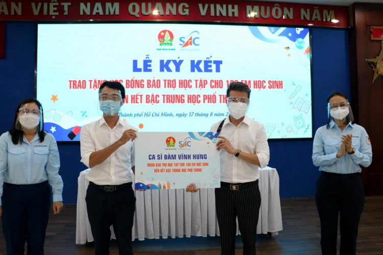 Đàm Vĩnh Hưng nhận bảo trợ cho 100 trẻ em ảnh hưởng Covid-19 học hết lớp 12 01