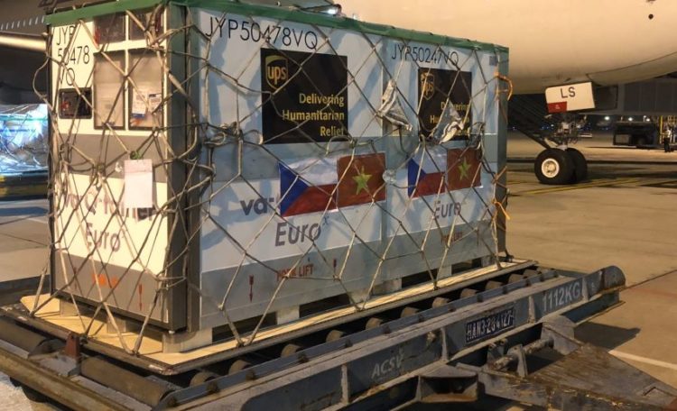 UPS vận chuyển vaccine đến Việt Nam