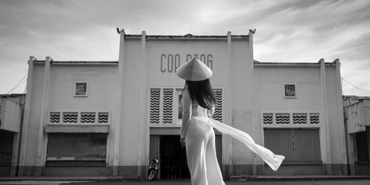 Ngắm nhìn tà áo dài trắng này, ai cũng phải ngẩn ngơ