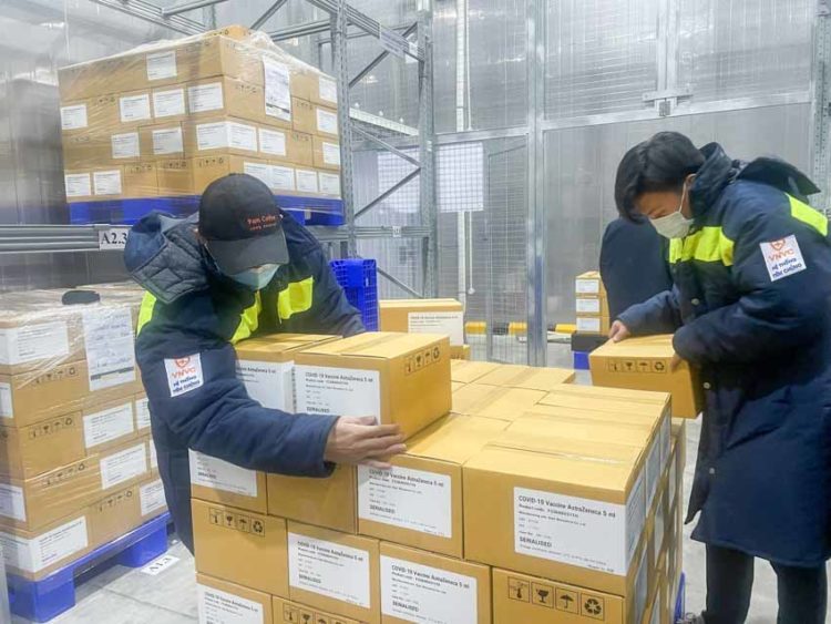 Thêm hơn 2 triệu liều vắc xin COVID-19 của AstraZeneca về đến Việt Nam - 1