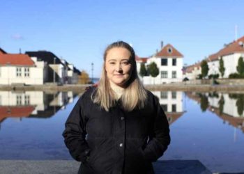 Người phụ nữ theo dõi những mảng tối trên Instagram - 1