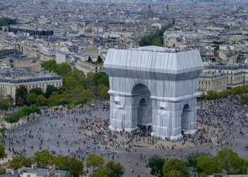 Khải Hoàn Môn được bọc vải bởi Christo và Jeanne-Claude ở thủ đô Paris