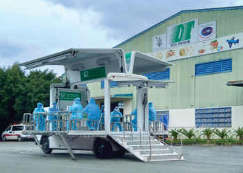 Gỗ Đức Thành tặng xe chuyên dụng tiêm ngừa lưu động cho Thị xã Tân Uyên, tỉnh Bình Dương