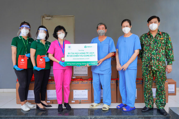 Hội Tai-Mũi-Họng TP.HCM & các tỉnh phía Nam trao tặng sản phẩm vệ sinh mũi họng cho các bệnh viện tuyến đầu