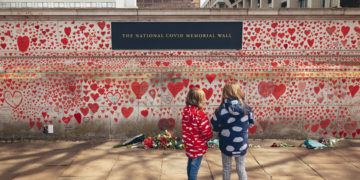 Câu chuyện đằng sau 150.000 trái tim trên bức tường tưởng niệm quốc gia Covid ở London