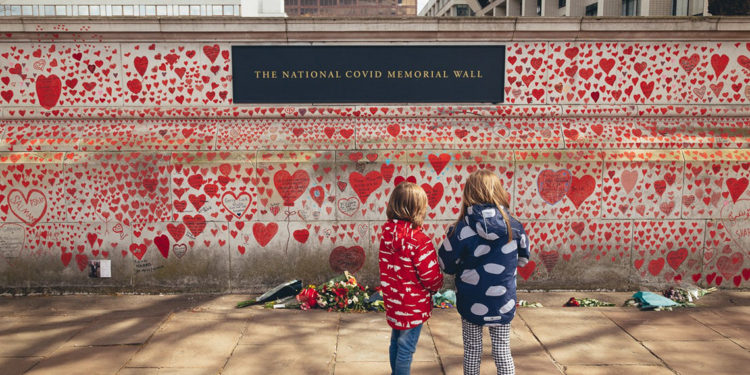 Câu chuyện đằng sau 150.000 trái tim trên bức tường tưởng niệm quốc gia Covid ở London