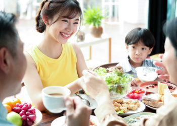 Một gia đình nhiều thế hệ quây quần bên nhau trong bữa cơm ấm cúng – biểu tượng của sự gắn bó và trung thành.