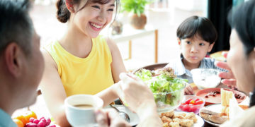Một gia đình nhiều thế hệ quây quần bên nhau trong bữa cơm ấm cúng – biểu tượng của sự gắn bó và trung thành.