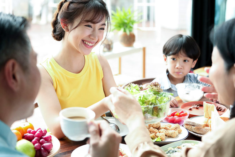 Một gia đình nhiều thế hệ quây quần bên nhau trong bữa cơm ấm cúng – biểu tượng của sự gắn bó và trung thành.