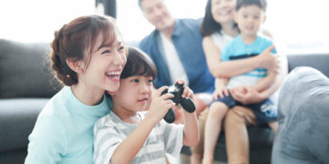Chơi với con