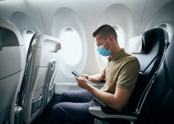 Khẩu trang phẫu thuật có an toàn hơn khẩu trang vải trên máy bay không?