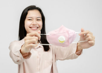 Khẩu trang phẫu thuật có an toàn hơn khẩu trang vải trên máy bay không?