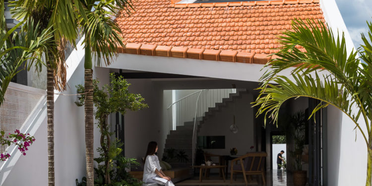 Ngôi nhà ngói đỏ mái dốc nghiêng lạ mắt ở vùng đất Diên Khánh