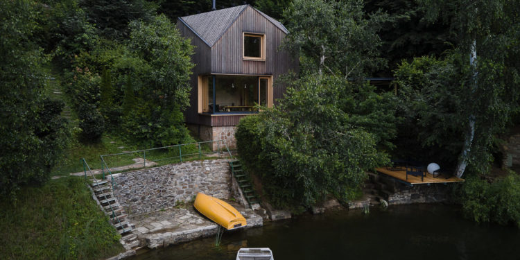 Neo đậu bên hồ