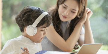 Nghe sách cùng con