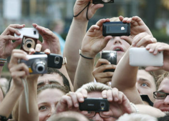 Trong 20 năm, điện thoại di động đã soán ngôi máy chụp ảnh như thế nào?