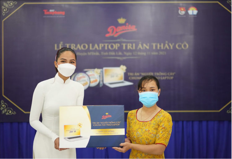 Danisa hoàn thành mục tiêu 1 tỷ đồng trao tặng laptop cho giáo viên vùng cao