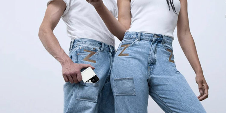 Chiếc quần jean có giá 1.000 USD được thiết kế đặc biệt để đựng Galaxy Z Flip3