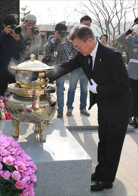 Moon Jae-in, ứng cử viên tổng thống của Đảng Dân chủ tự do của Hàn Quốc, thắp hương trước lăng mộ của cố Tổng thống Park Chung-hee trong một chuyến thăm một nghĩa trang quốc gia ở Seoul vào ngày 4 tháng 4 năm 2017. (Yonhap)
