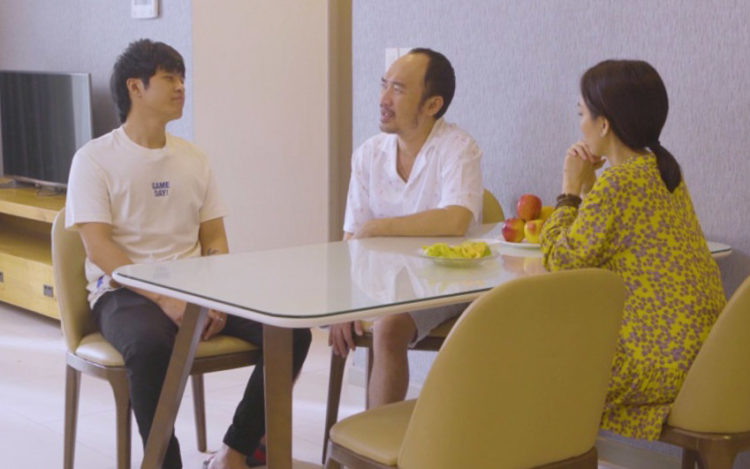 Sitcom “Gia Đình Bá Đạo”: Thu Trang nổi hứng bán đồ ăn online, khiến Tiến Luật khổ sở