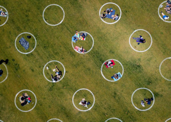 Những cách sáng tạo mà mọi người đang giữ khoảng cách xã hội trên toàn thế giới